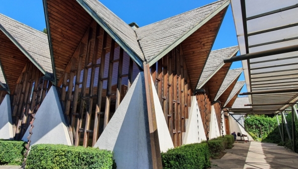 “Del rectángulo al triángulo”, el libro que recopila la arquitectura moderna de La Araucanía